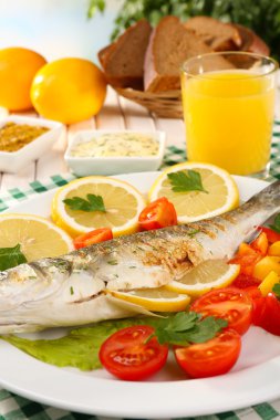 Nefis ızgara balık plaka üzerinde tablo yakın çekim