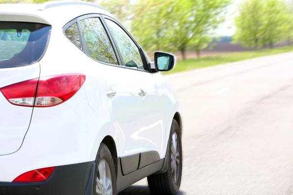 Geschwindigkeit. Auto fährt auf Straße — Stockfoto