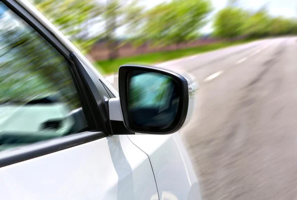 Velmi rychlé jízdy auto na silnici — Stock fotografie