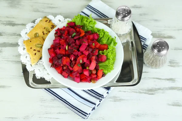 Pancar salatası plakaları üzerinde peçete ahşap masa üzerinde metal tepsi — Stok fotoğraf