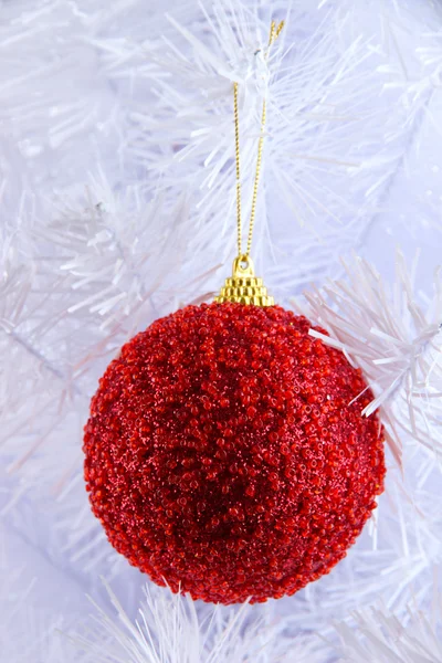 Brinquedo de Natal na árvore de Natal branca de neve isolada no branco — Fotografia de Stock