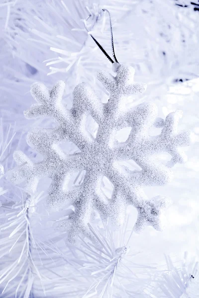 Kerstmis sneeuwvlok op sneeuwwitte kerstboom close-up geïsoleerd op wit — Stockfoto