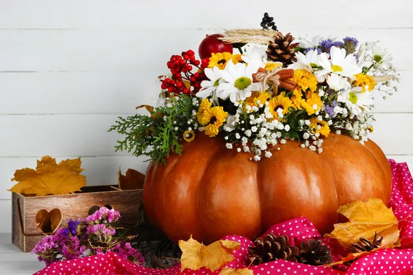 Hermosa composición otoñal en calabaza con caja decorativa sobre mesa sobre fondo de madera — Foto de Stock