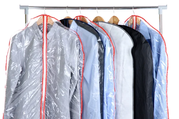 Hemden für Männer im Büro in Etuis zur Aufbewahrung auf Kleiderbügeln, isoliert auf weiß — Stockfoto