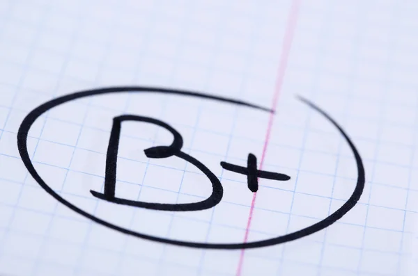 Grade b artı bir sınav kağıdına yazılmış — Stok fotoğraf