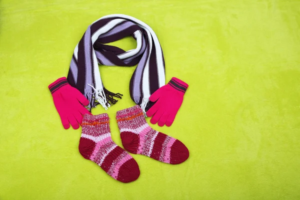 Winter sjaal, handschoenen en sokken, op een achtergrond met kleur — Stockfoto