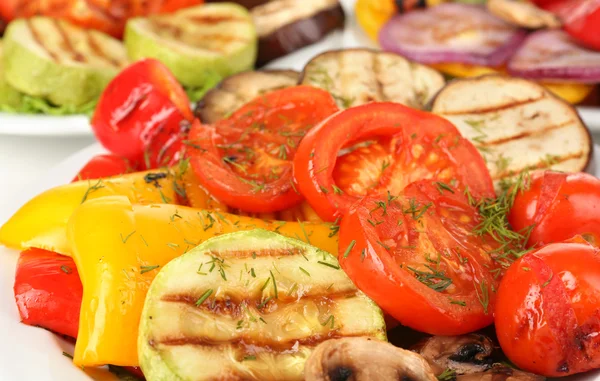 Deliciosos legumes grelhados no prato close-up — Fotografia de Stock