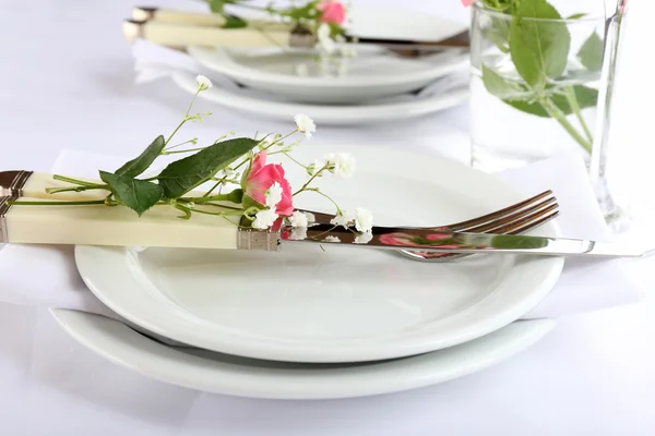 Ajuste de mesa con flores de primavera de cerca —  Fotos de Stock