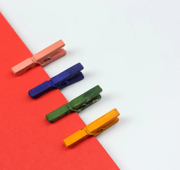 Fond abstrait avec des épingles et du papier en bois coloré — Photo