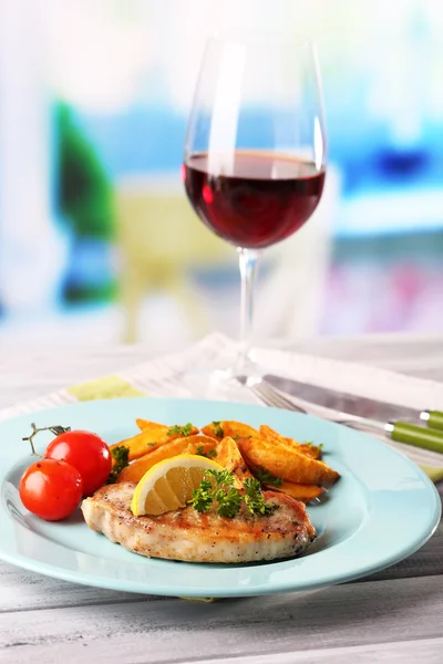 Gegrilde biefstuk, gegrilde groenten en gebakken aardappel stukken op tafel, op lichte achtergrond — Stockfoto