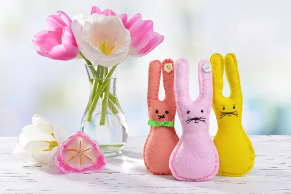 Mooie tulpen in emmer in vaas op tafel op lichte achtergrond — Stockfoto