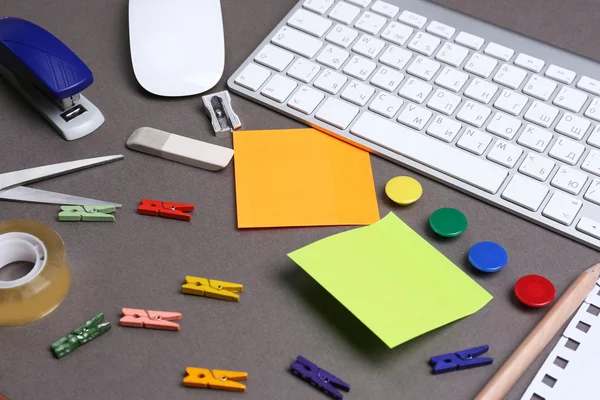 Office tabel met briefpapier accessoires, toetsenbord en papier, close-up — Stockfoto