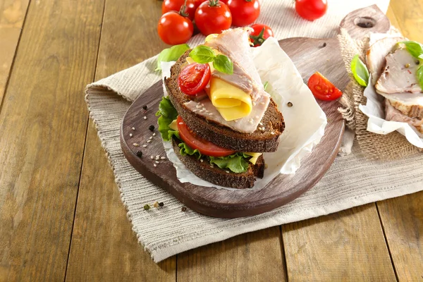 Leckere Sandwiches mit Treffen auf dem Tisch aus nächster Nähe — Stockfoto