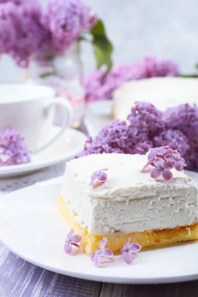 Delicioso postre con flores lila —  Fotos de Stock