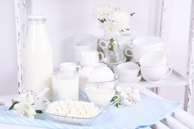 Natürmort tablo lezzetli süt ve süt ürünleri ile
