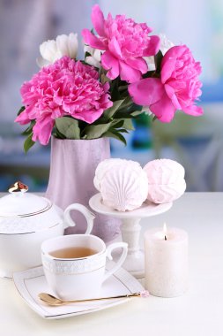 Peonies vazo, çay Kupası ve hatmi
