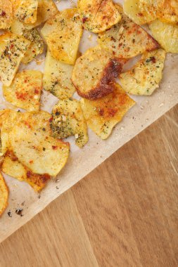 ev yapımı patates cipsi ahşap tablo