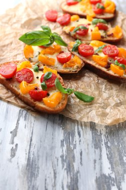 lezzetli, eski ahşap masa üstünde domates bruschetta