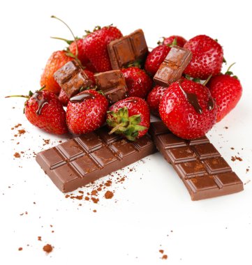 çikolata, kırmızı olgun çilek beyaz izole