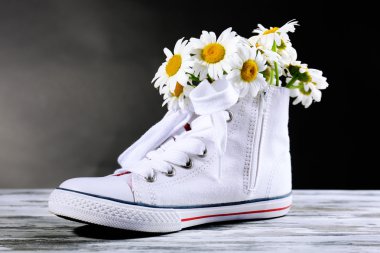 güzel lastikbotlar içinde izole üzerinde beyaz çiçekli