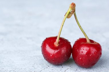 Olgun tatlı kiraz gri arka plan üzerinde
