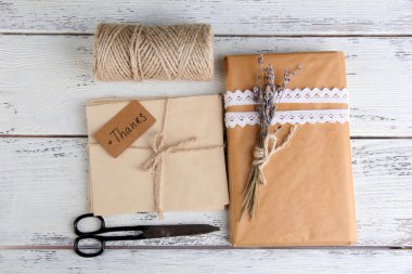 doğal tarzı el işi hediye kutusu ahşap zemin üzerinde. doğal tarzı tasarım kavramı