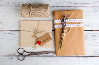 doğal tarzı el işi hediye kutusu ahşap zemin üzerinde. doğal tarzı tasarım kavramı