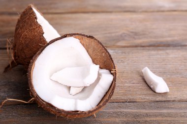 ahşap zemin üzerinde kırık Hindistan cevizi