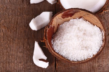 ahşap zemin üzerinde kırık Hindistan cevizi