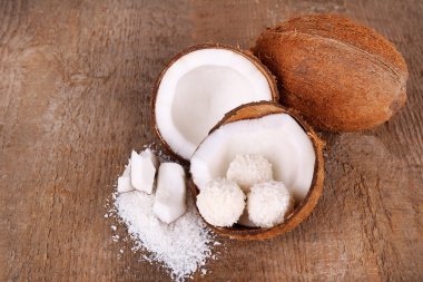 ahşap zemin üzerinde kırık Hindistan cevizi