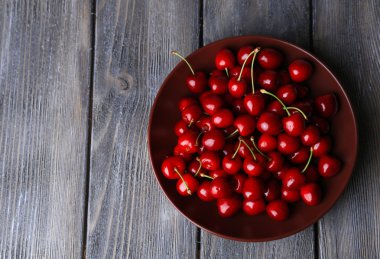 tatlı kiraz ahşap zemin üzerinde plaka üzerinde