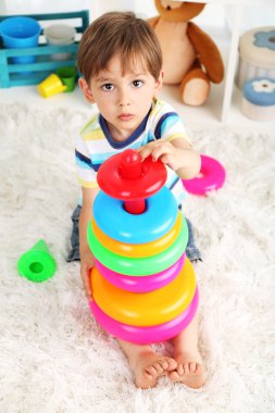 odasında oynarken sevimli küçük çocuk