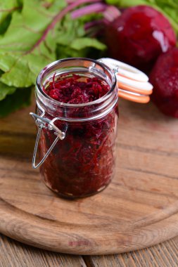 kavanoza tablo yakın çekim üzerine rendelenmiş beetroots