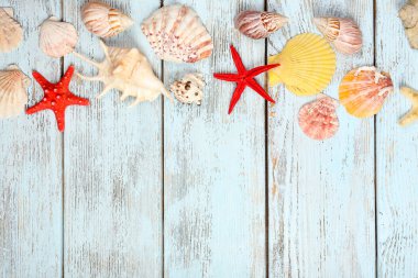 Kaç yaz öğeler ahşap arka plan üzerinde