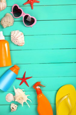 Kaç yaz öğeler ahşap arka plan üzerinde