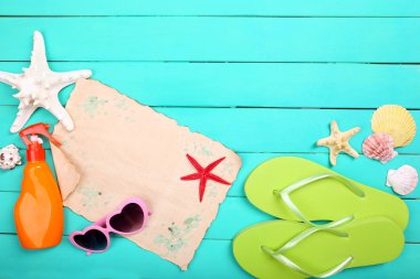 Kaç yaz öğeler ahşap arka plan üzerinde