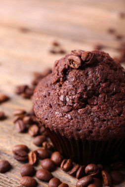 Çikolatalı kek ve kahve taneleri ahşap zemin üzerinde
