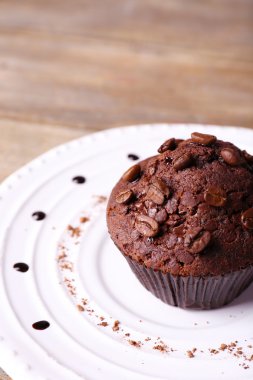 plaka ahşap zemin üzerine çikolatalı muffin
