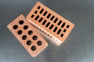 Metalik arka plan üzerinde tuğla