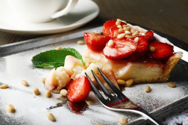 bir tepsi, rustik ahşap zemin üzerinde çilekli tart