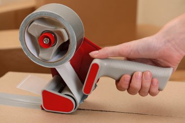 Dağıtıcı yakın çekim ile ambalaj koli