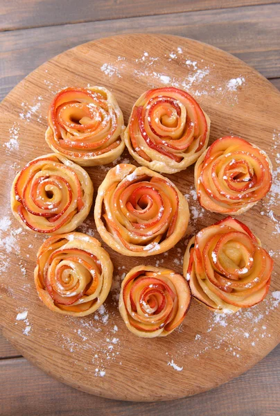Välsmakande smördeg med apple formade rosor på bordet närbild — Stockfoto
