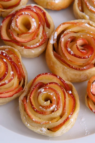 Pâtisserie feuilletée savoureuse avec des roses en forme de pomme sur assiette sur table close-up — Photo