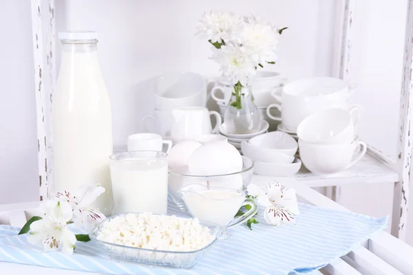餐桌上的美味乳制品静物 — 图库照片