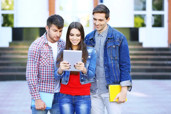 Studenti vicino all'università — Foto Stock