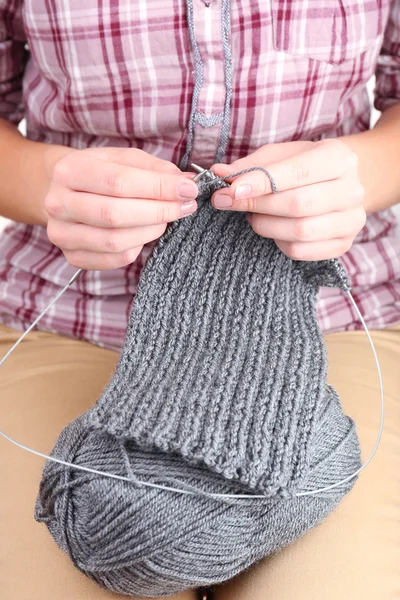 Mani femminili che lavorano a maglia con raggi da vicino — Foto Stock