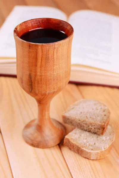 Pohár vína a chleba na tabulka detail — Stock fotografie