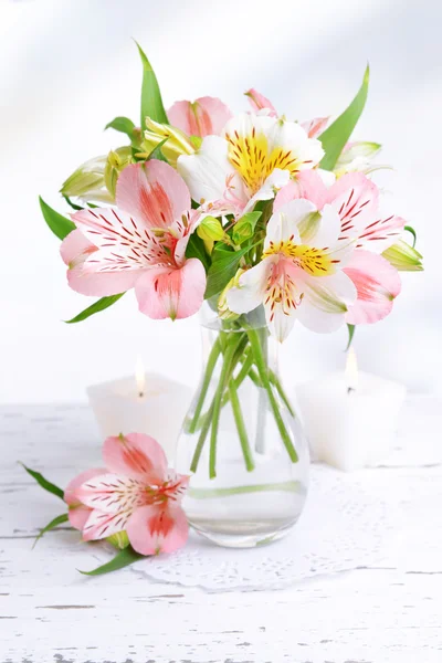 Alstroemeria fleurs dans un vase sur la table sur fond clair — Photo