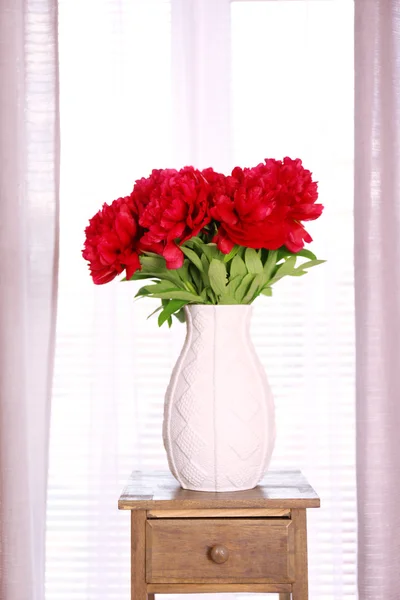 Красивые розовые пионы в вазе на деревянном столе — стоковое фото