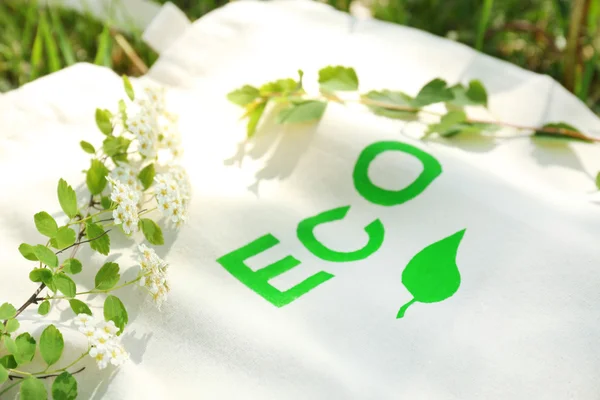 Eko torba na zielonej trawie, na zewnątrz — Zdjęcie stockowe